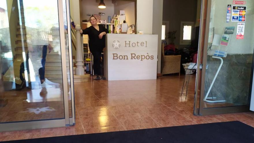 Veli López a la recepció de l&#039;hotel Bon Repòs de Bellver, ara tancat i en ERTO |