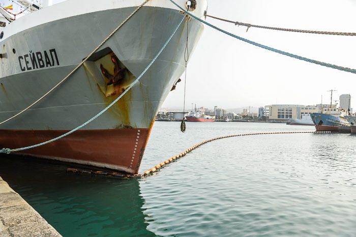 VERTIDO DE FUEL EN EL PUERTO