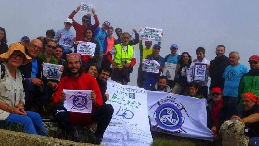 Los montañeros zamoranos, portugueses y gallegos, en la cumbre de Peña Trevinca.
