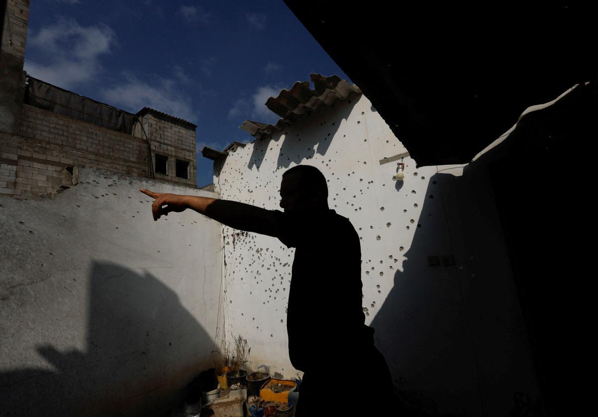Un palestino inspecciona una casa dañada en medio de los combates entre Israel y Gaza, en el norte de la Franja de Gaza