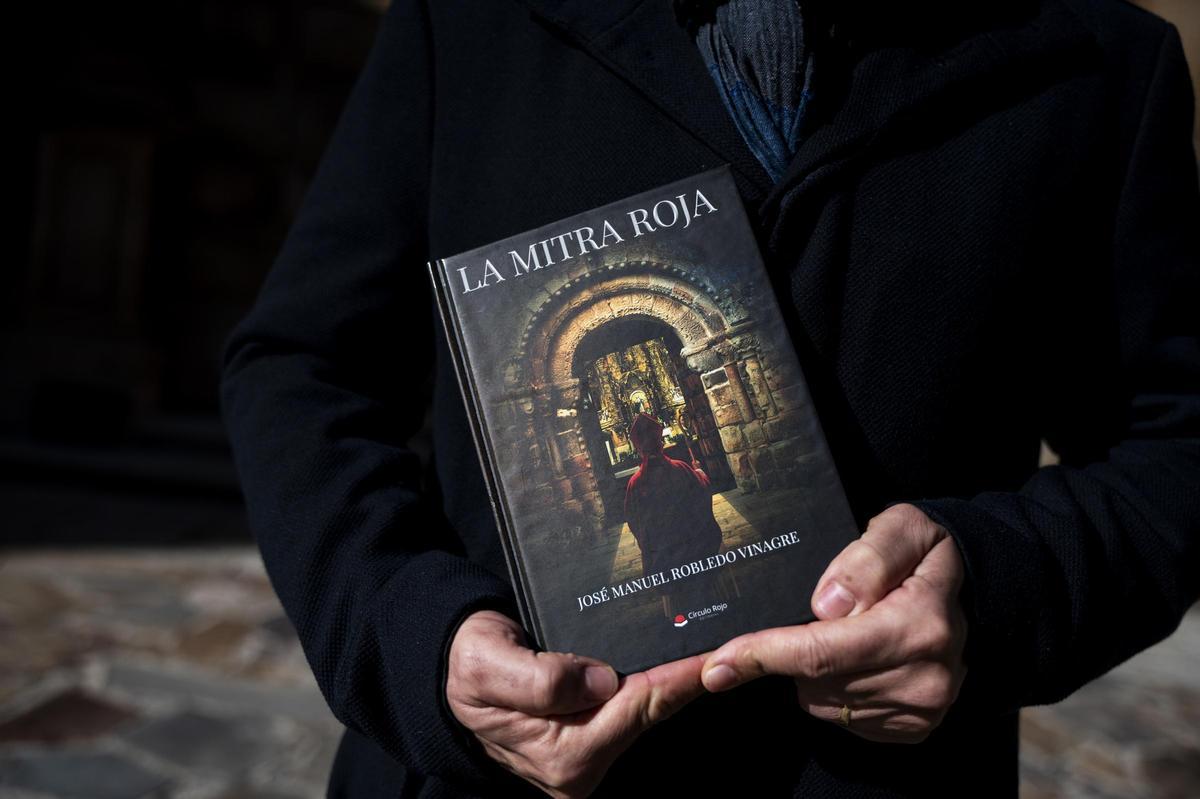 'La mitra roja', el libro de José Manuel Robledo Vinagre.