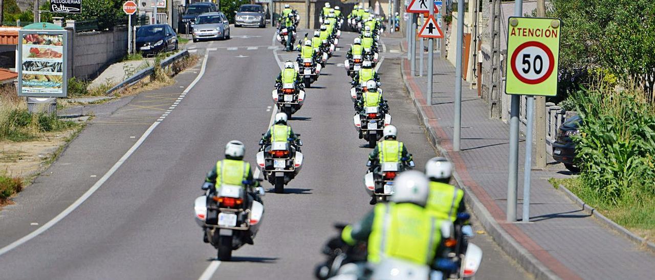 Motoristas de la Guardia Civil en la Vuelta a España en un anterior paso por la provincia. |   // GUSTAVO SANTOS