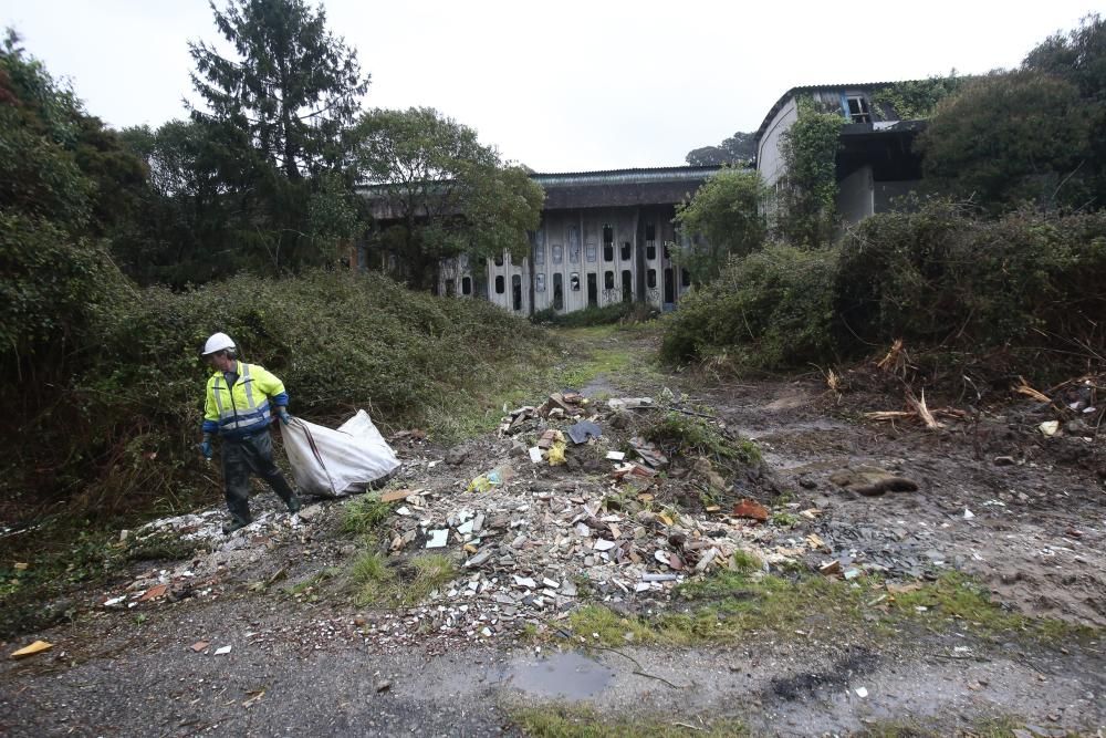 Los dueños de GEA en Coruxo retiran los escombros de su finca