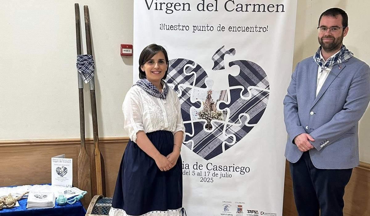 La concejala Carolina Álvarez en una imagen de archivo de las fiestas del Carmen junto al alcalde, Pedro Fernández.