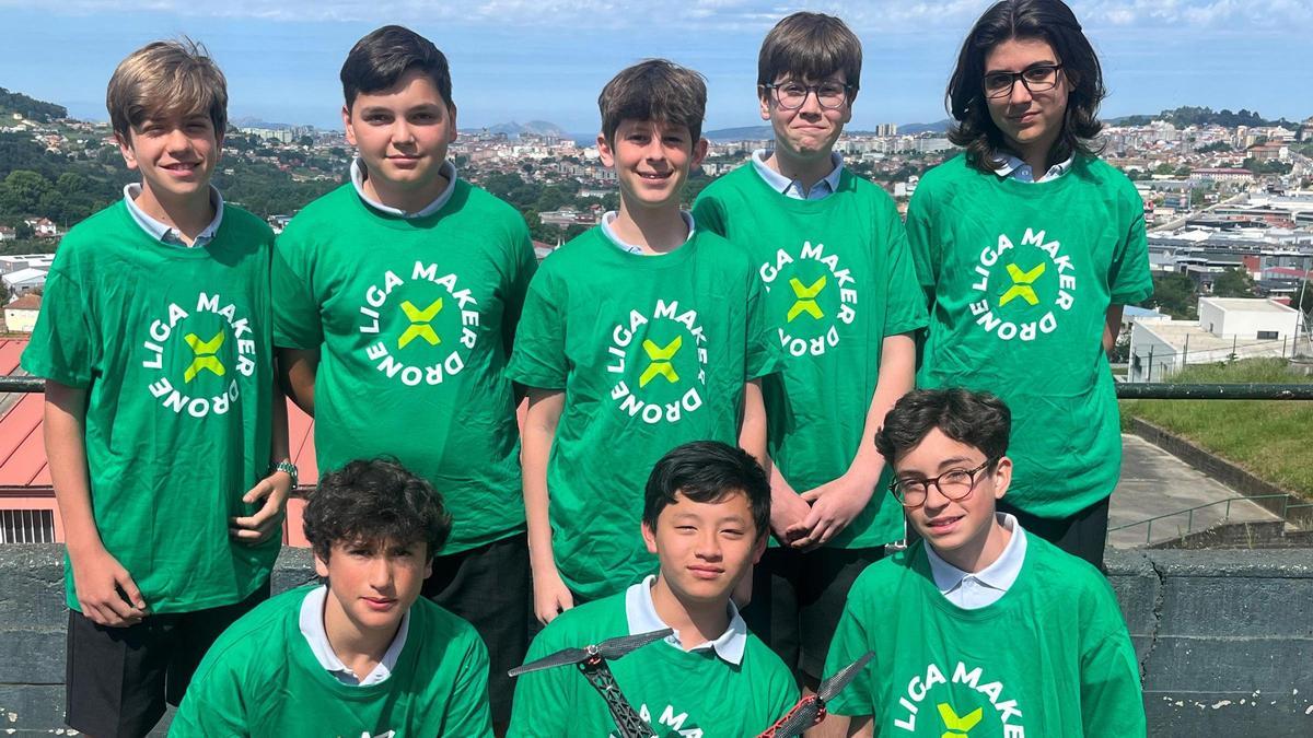 Equipo del Colegio Montecastelo de Vigo, con el dron con el que competirá.