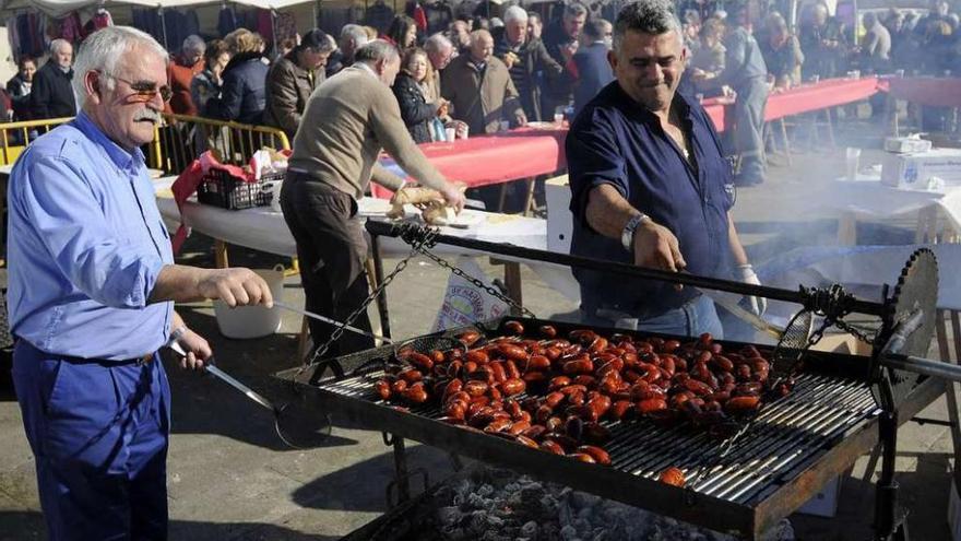 Degustación de chorizos, ayer, en la plaza consistorial de Vila de Cruces. // Bernabé/Javier Lalín