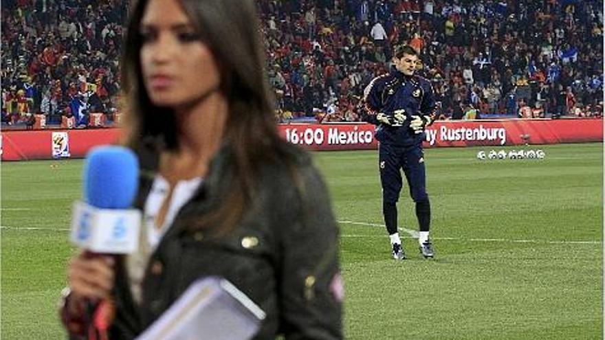 Sara Carbonero y Casillas al fondo, durante el calentamiento de la selección.