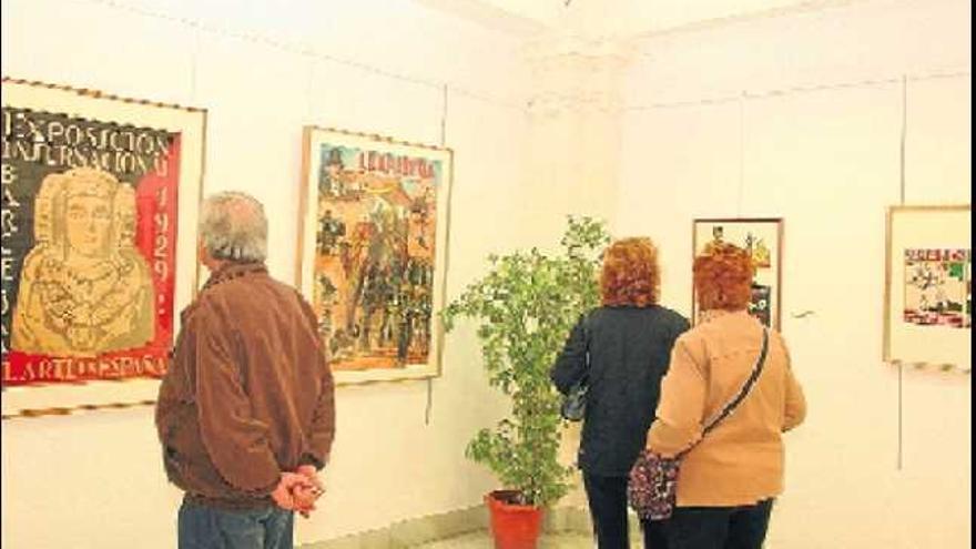 Algunos de los cerca de 90 carteles que integran esta exposición que se puede visitar en la CAM