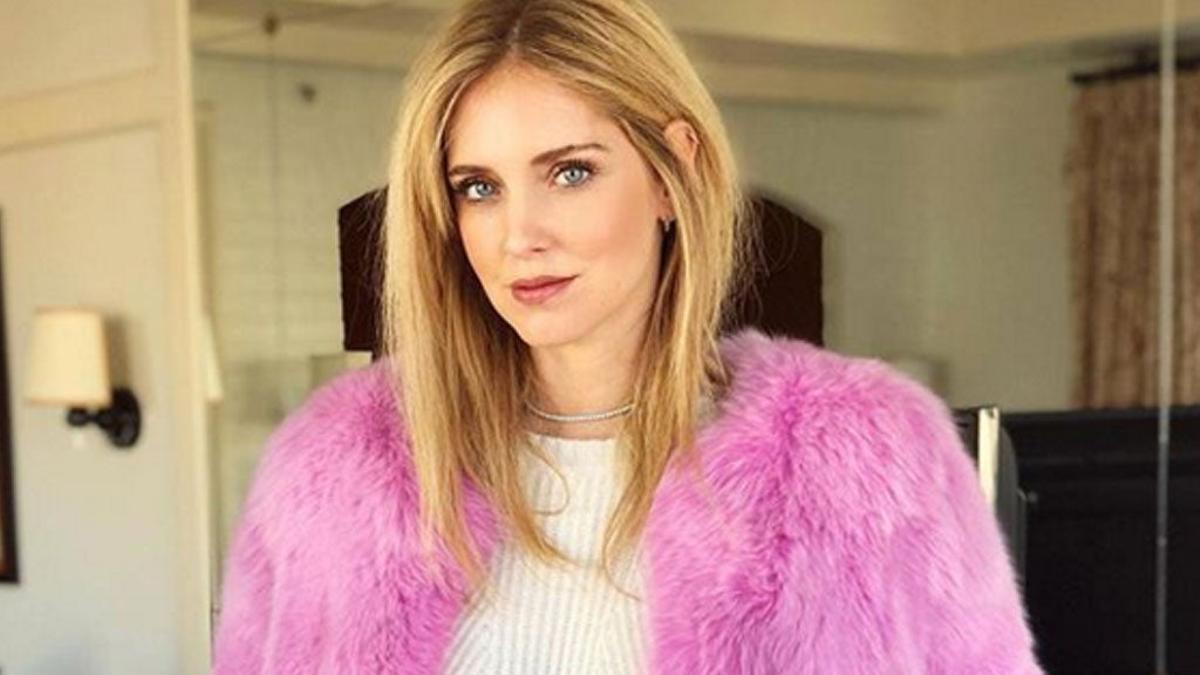 Chiara Ferragni con abrigo de pelo rosa