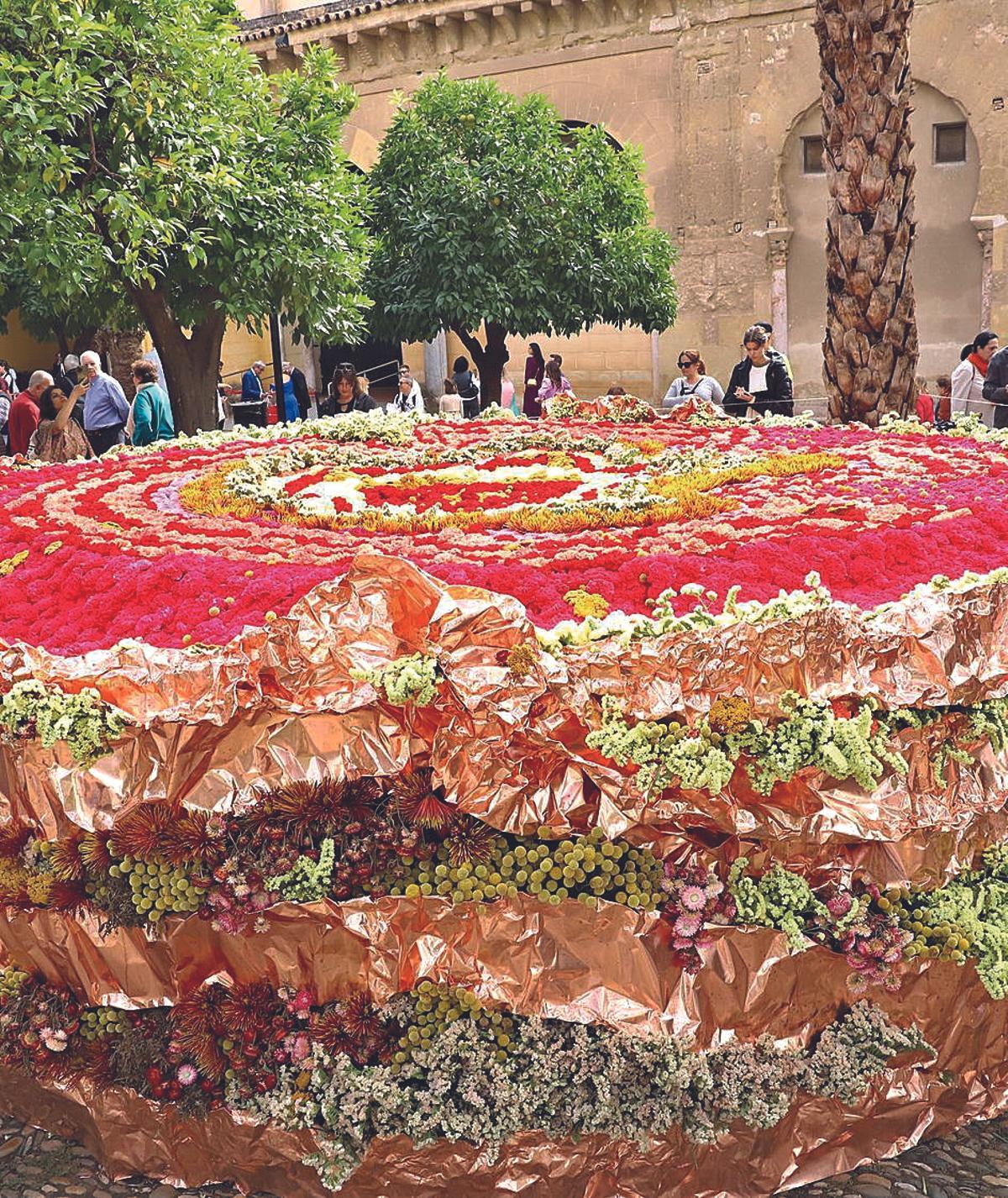 La obra 'Duramen', de la británica Harriet Parry, en el Patio de los Naranjos.