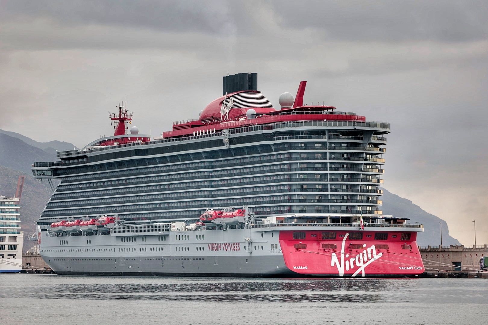 Llegada del crucero 'Valiant Lady' al puerto de Santa Cruz de Tenerife