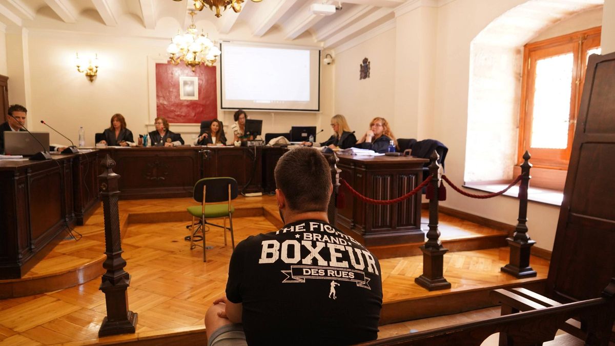 El imputado por agresión sexual durante el juicio celebrado en la Audiencia.