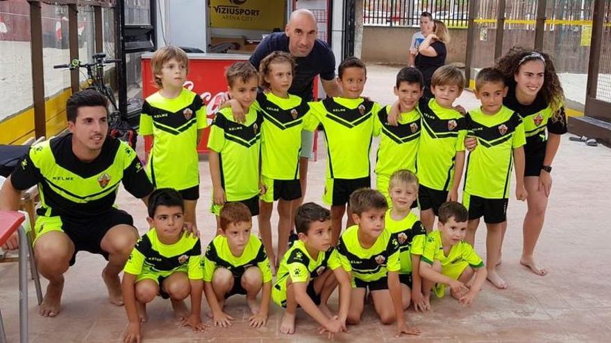 José Juan, con los niños y niñas de la Escuela del Elche que lleva su nombre