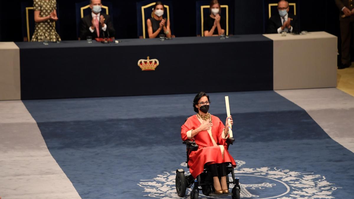 Teresa Perales recibe la ovación del teatro Campoamor tras recoger el galardón de las manos de la Princesa de Asturias.