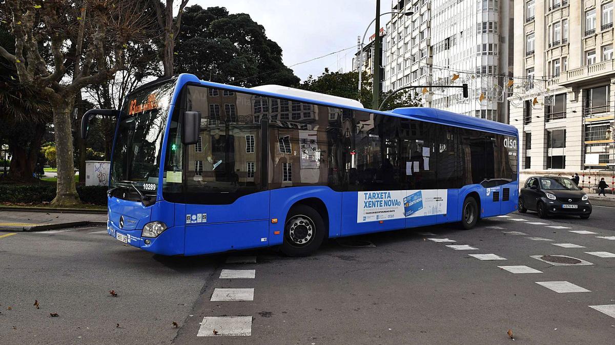 Bus metropolitano dirigiéndose a la parada de Entrejardines, en los Cantones.   | // VÍCTOR ECHAVE