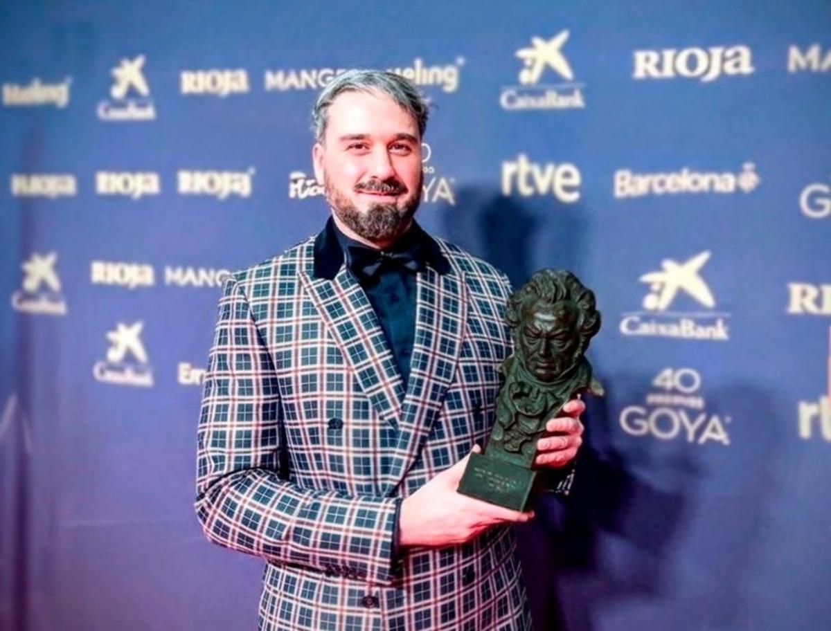 Julián Lominchar junto con la estatuilla