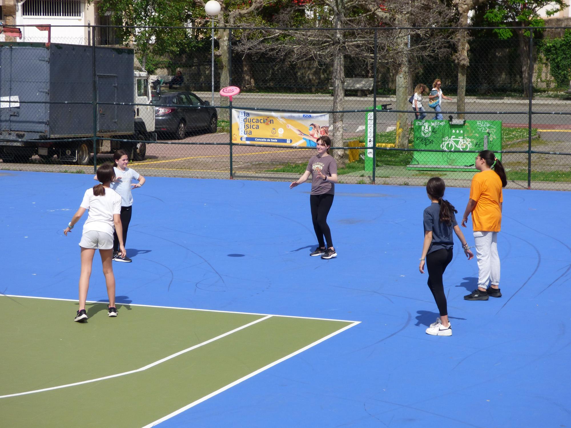 El deporte sale a la calle en Sada para reivindicar la educación física