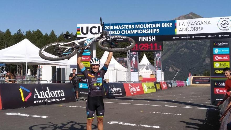 El murciano Ismael Sánchez, campeón del mundo máster 30A de XCO