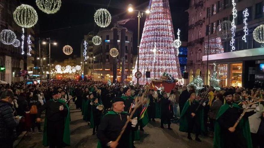 El desfile de cinco rondallas "toma" el centro de Vigo