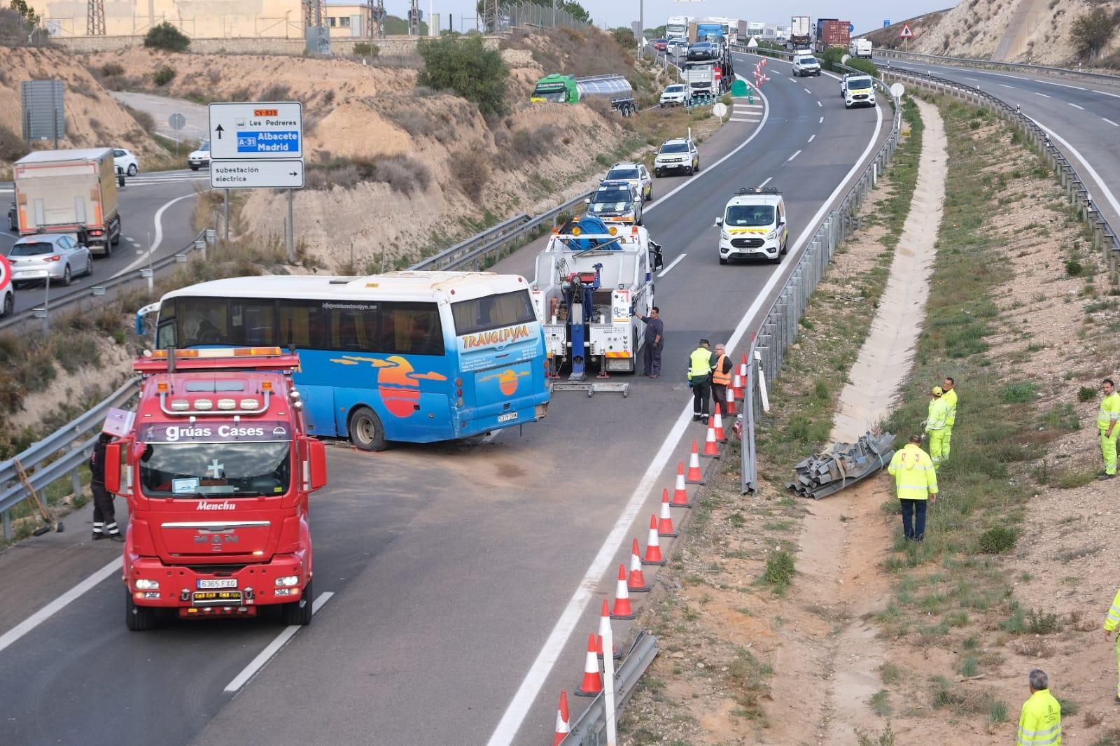 Un autobús invade el sentido contrario en la A31 a la altura del polígono Les Pedreres de Petrer