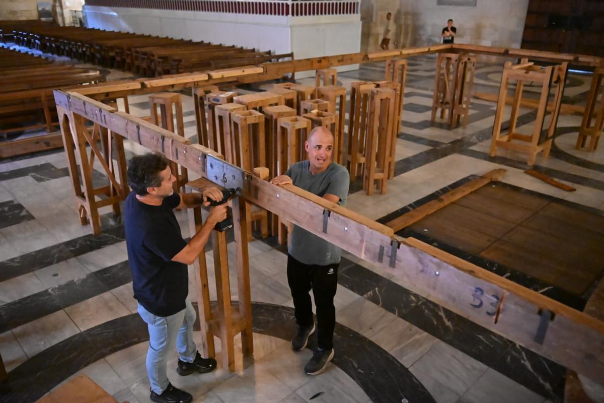 Primeras maderas del montaje del Cadafal, instaladas este lunes por la tarde en la basílica de Santa María en Elche