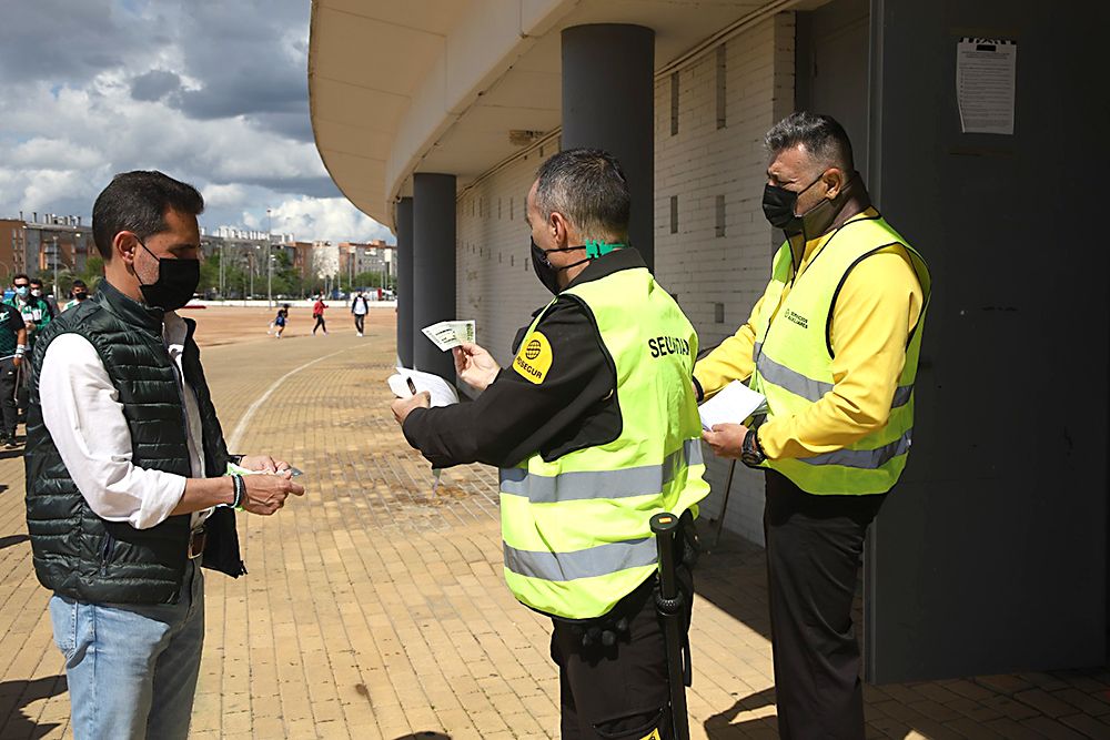 Aficionados asistentes al encuentro Córdoba CF-Balompédica Linense