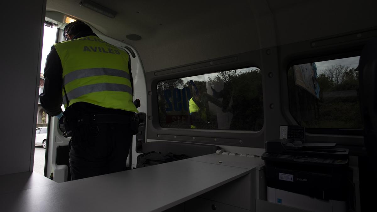 Agentes de la Policía Local de Avilés durante un contrl