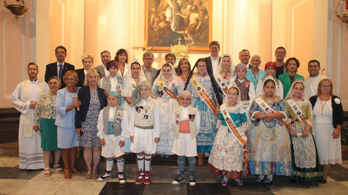 Foto de familia de autoridades y festeros en la misa.