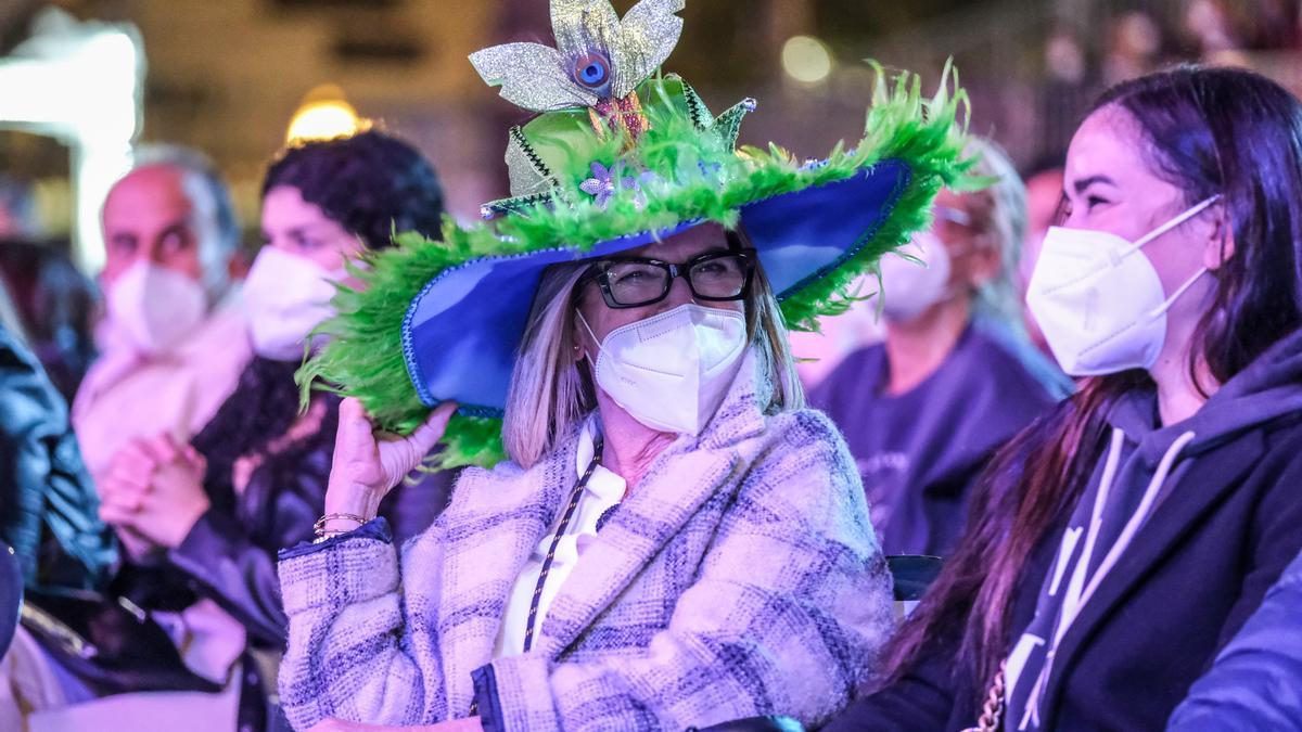 La concejal de Sociedad de Promoción del Carnaval, Inma Medina, con la pamela que le regalaron Los Chancletas en fase.