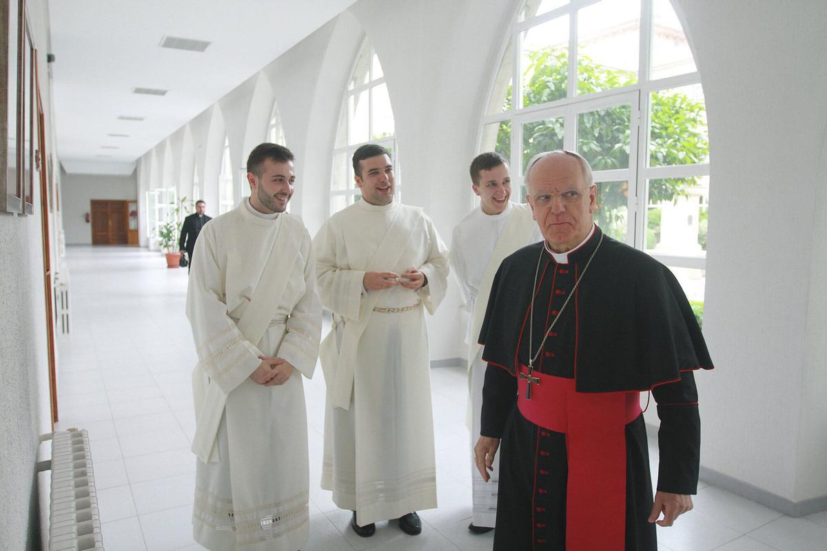Los tres nuevos curas de Ourense, junto al obispo, Leonardo Lemos.
