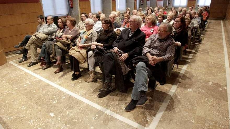 Público asistente a la charla sobre tráfico de menores en el auditorio vigués del Areal.  // José Lores