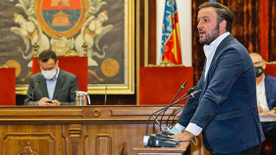 El popular Pablo Ruz defendiendo su propuesta para apoyar a la Monarquía en el pleno. | INFORMACIÓN | ANTONIO AMORÓS