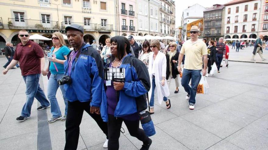 Un grupo de turistas en la plaza de España.