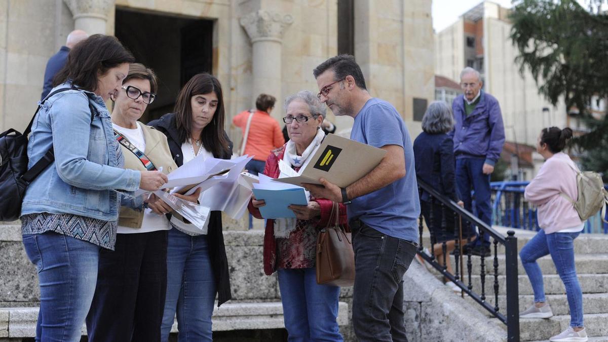 Recogida de firmas en favor de la continuidad de Marcos Torres, ayer, en la puerta del templo parroquial.