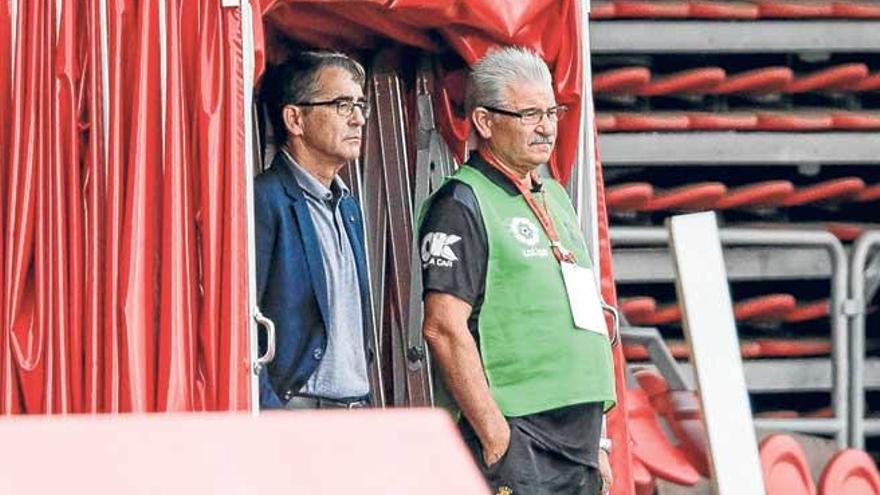 Vázquez, en la entrada del túnel de vestuarios tras ser expulsado contra el UCAM en Copa.