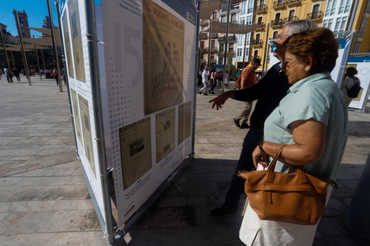 El público descubre la exposición de Levante-EMV en la plaza de la Reina de València El público descubre la exposición de Levante-EMV en la plaza de la Reina de València