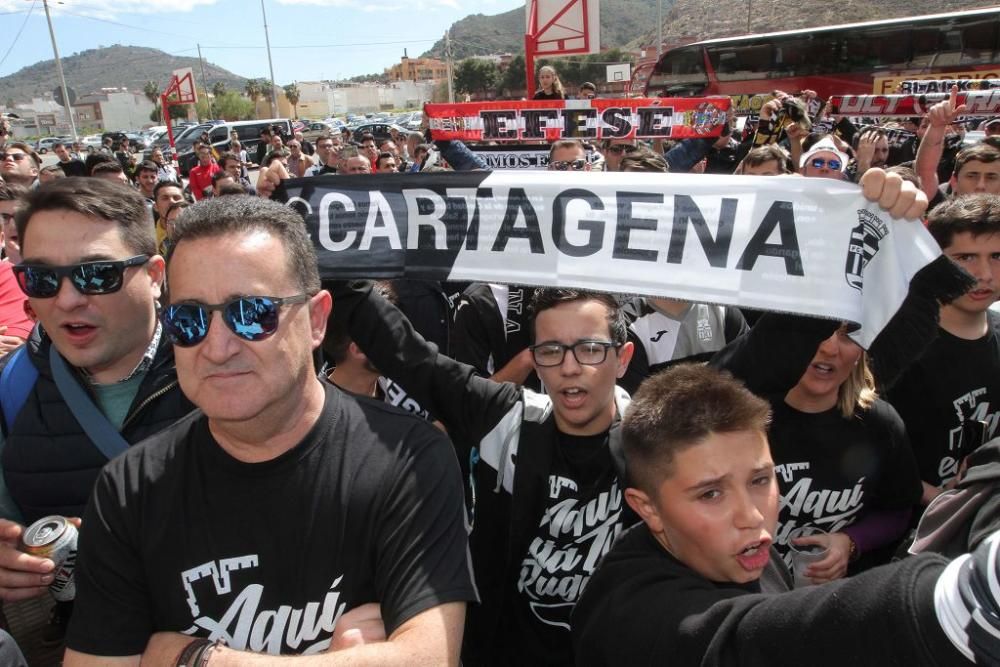 Salida de los jugadores y las peñas del FC Cartagena hacia Murcia para el derbi