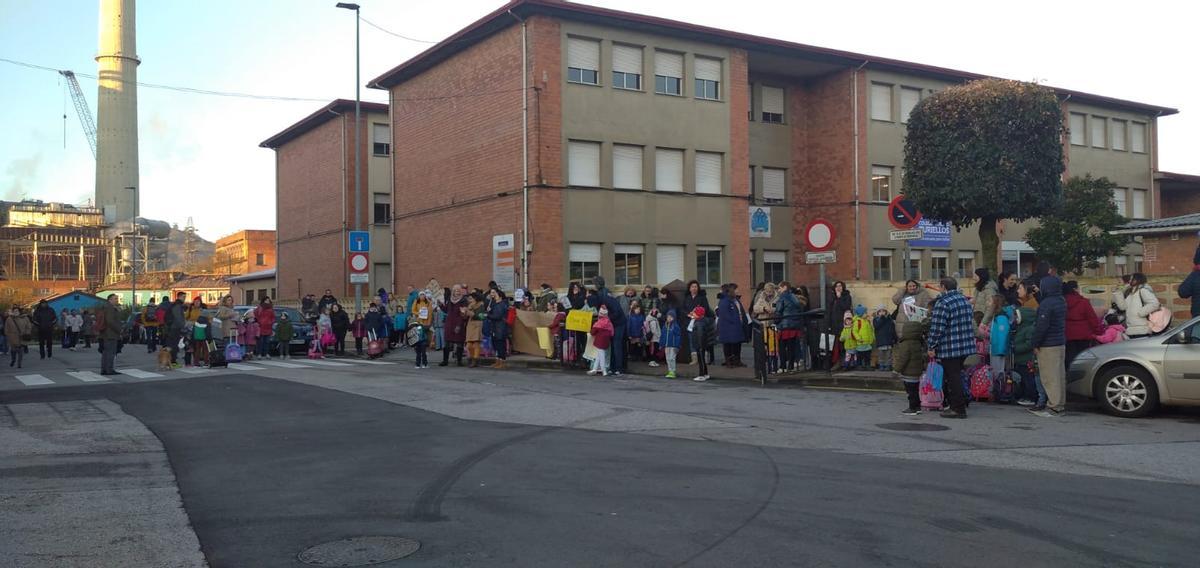 Niños y familiares, en la concentración.