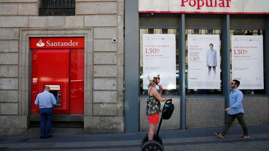 Oficinas contiguas de Banco Santander y Banco Popular. // Juan Medina