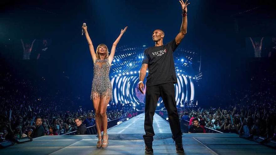 Taylor Swift y Kobe Bryant, en el escenario.