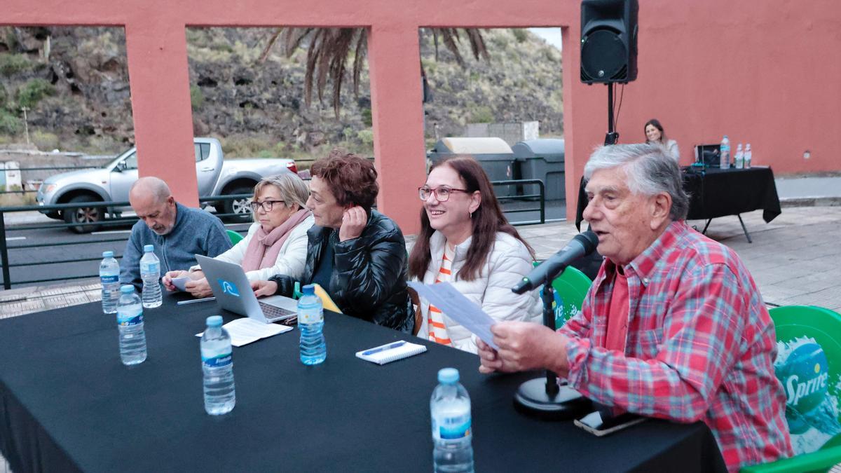 Representantes de la comisión vecinal de Valleseco en la asamblea del pasado 17 de marzo.