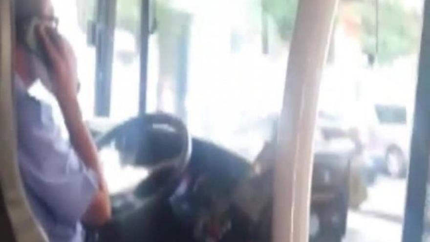Un pasajero denuncia al conductor de un autobús de Valencia por hablar con el móvil