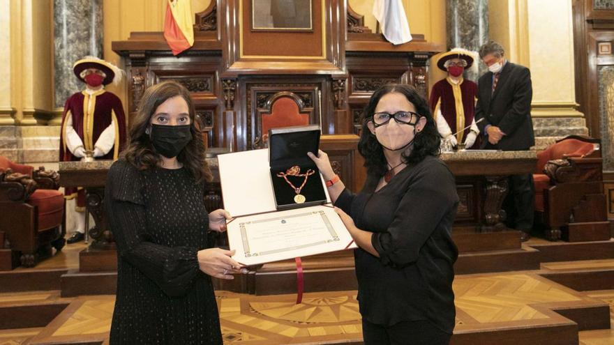La alcaldesa, Inés Rey, entrega la medalla a la presidenta de Aspesor, Susana Castelo. | // L. O.