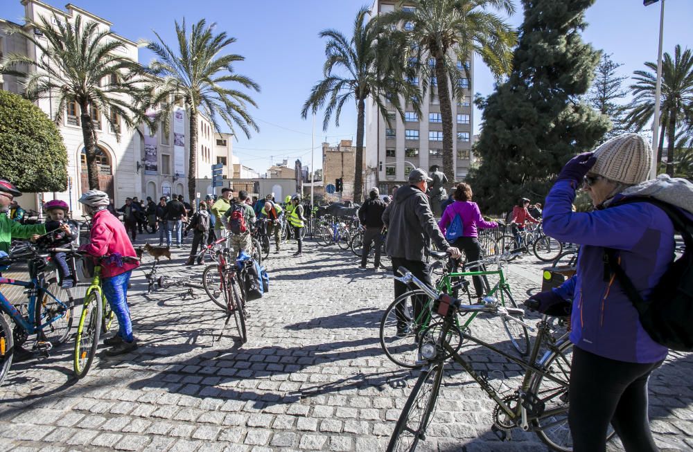 La Massa Crítica celebra 15 años pedaleando por la ciudad de Alicante.