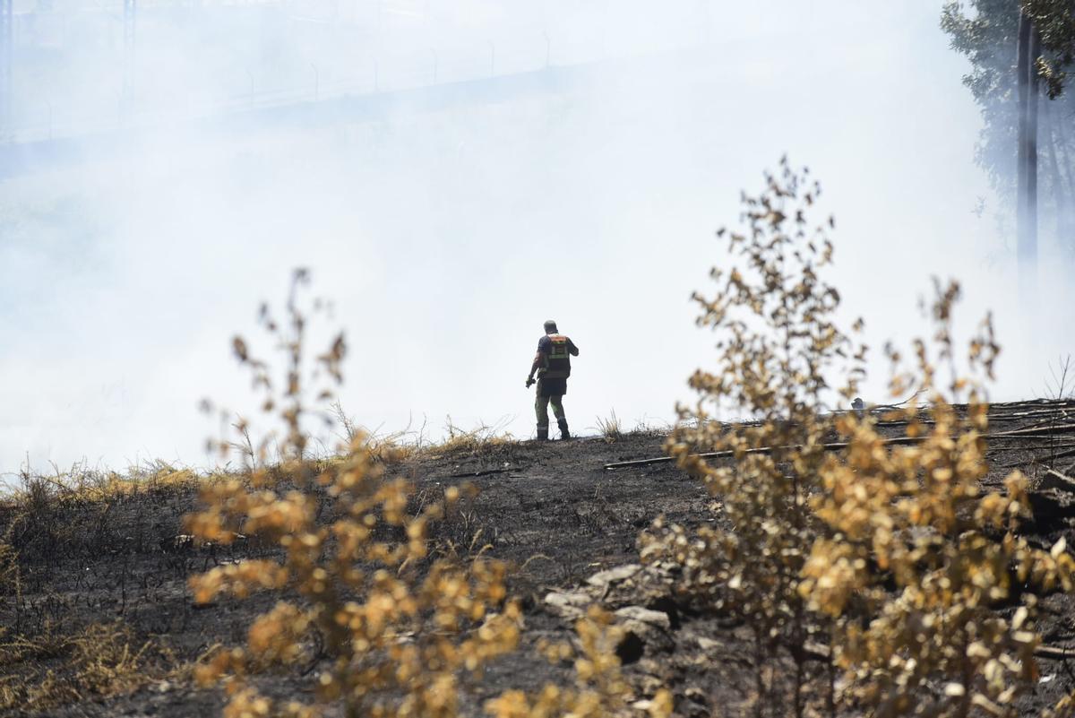 Los bomberos sofocan un incendio en As Rañas