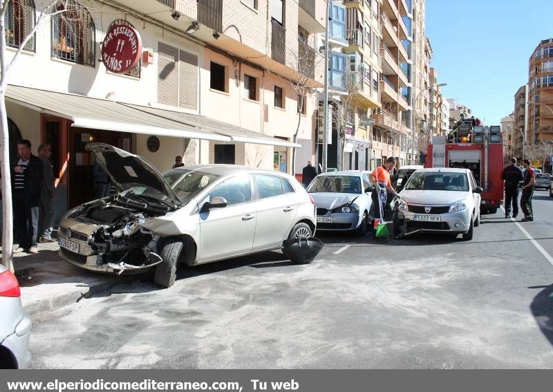 GALERÍA DE FOTOS -- Colisión contra una terraza en Castellón