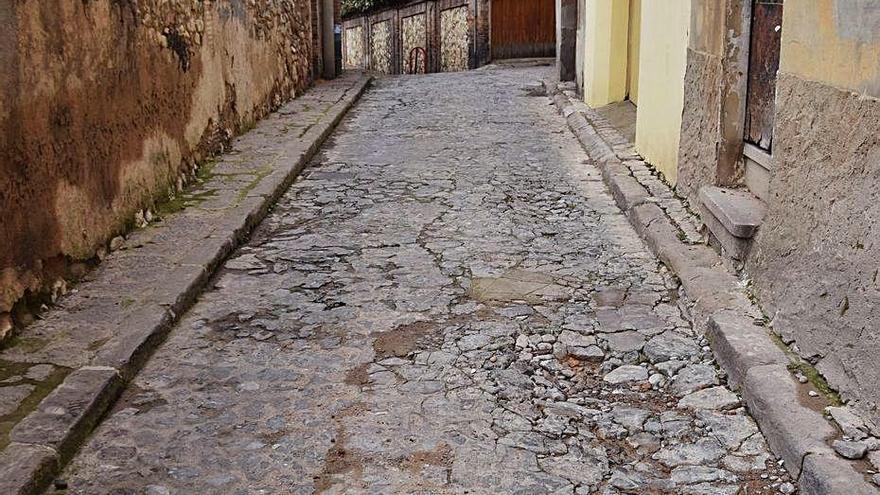 El paviment en mal estat d&#039;un carrer del barri vell