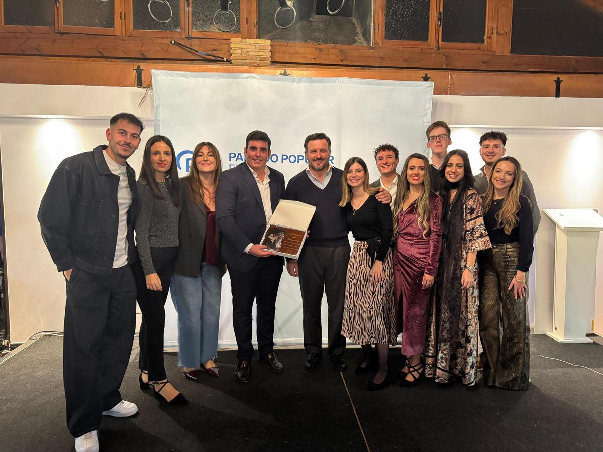 El presidente del PP ilicitano, Pablo Ruz, junto a los galardonados durante la cena