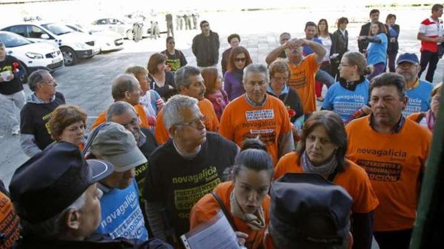 La Policía impidió, ayer, a los preferentistas acceder al consistorio baionés.  // J. Lores