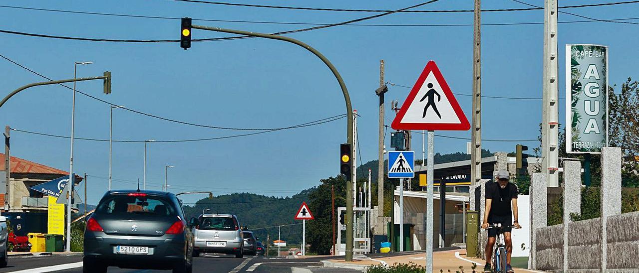 El apagado del semáforo de A Pantrigueira ha indignado a los vecinos de la zona.